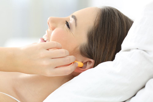 Importancia de usar tapones en los oídos para dormir mejor